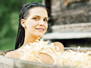 Frau in rustikaler Holzwanne