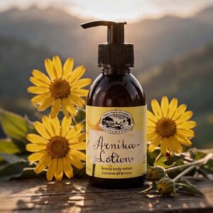 Arnika Körpercreme mit Arnika-Blumen daneben und Bergpanorama im Hintergrund bei Sonnenuntergang auf der Almhütte